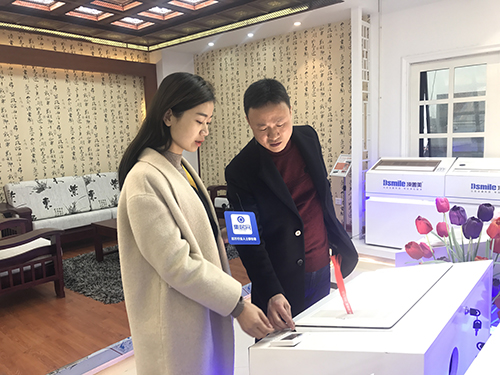 王总带领记者参观展厅