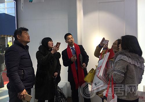 现场人潮涌动