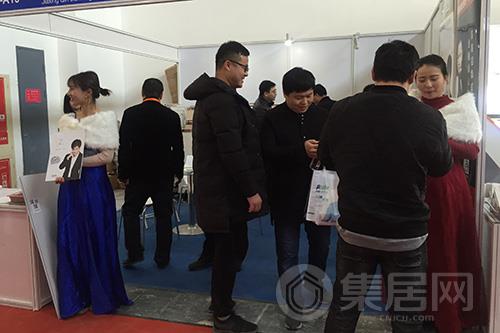 览胜展位吸引了众多观展者