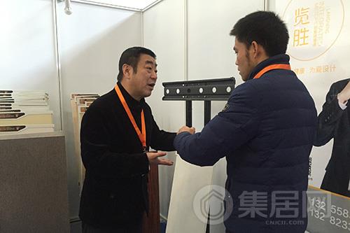 工作人员向咨询者介绍览胜产品