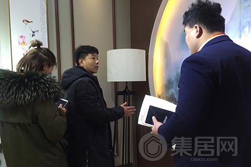 工作人员正在为客户介绍产品