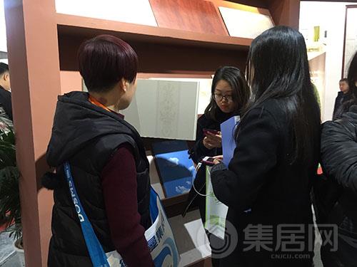 参展者了解格来米亚产品
