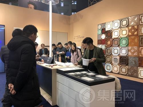 参展者现场体验友邦产品魅力