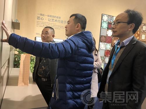 参展者现场体验友邦产品魅力