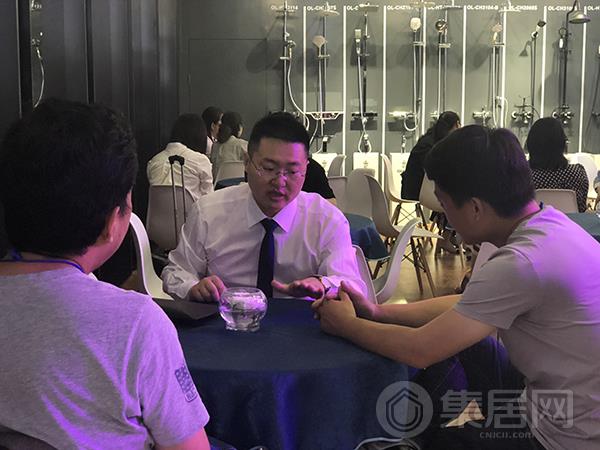 集成灶领导与客户深聊