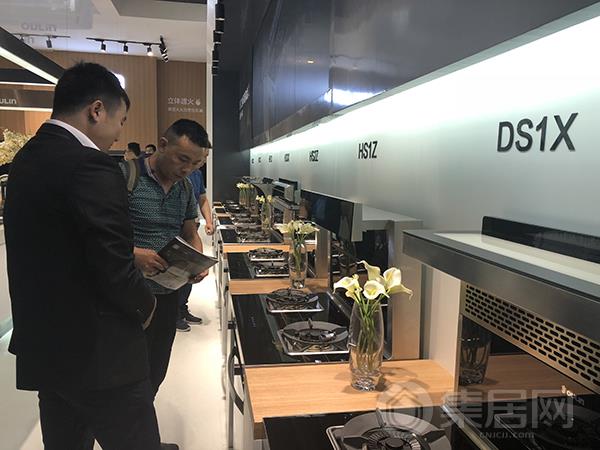 工作人员介绍产品