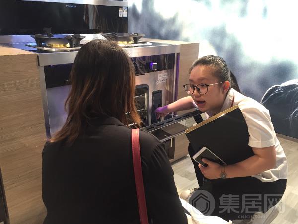美多工作人员向观展者介绍产品