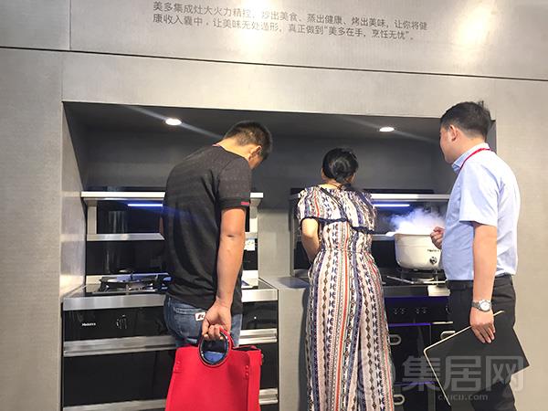 客户现场体验美多集成灶产品性能
