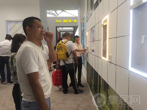 名族智能吊顶展馆人潮涌动