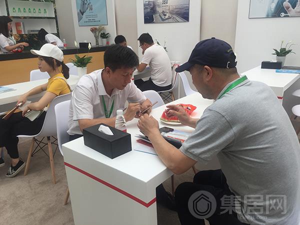 名族工作人员与客户洽谈