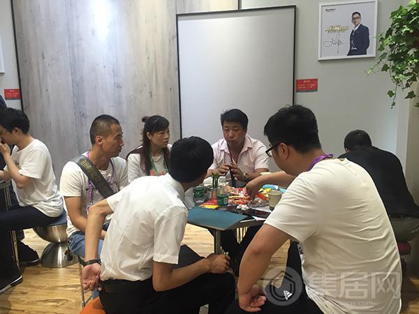 宝仕龙工作人员为客户介绍产品