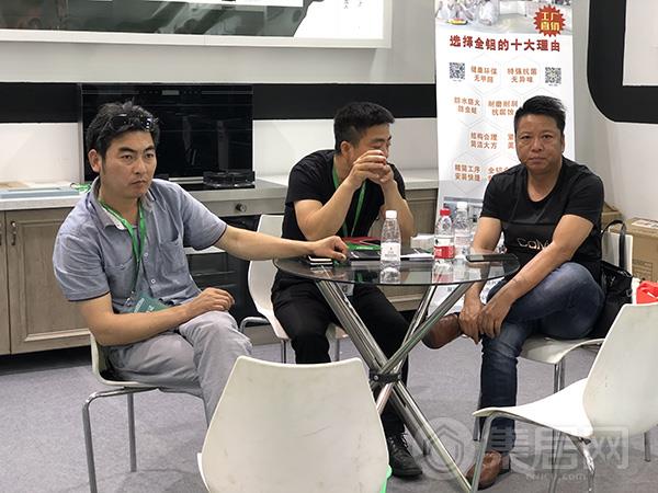 客户正在参观了解邦的集成灶