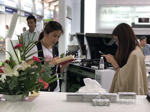 客户正在参观了解邦的集成灶