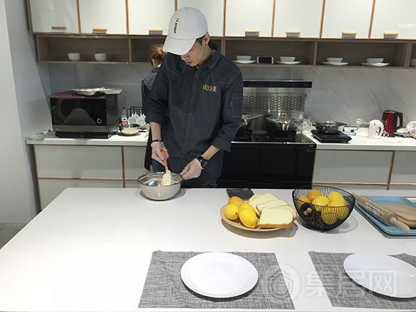 美的工作人员制作美食