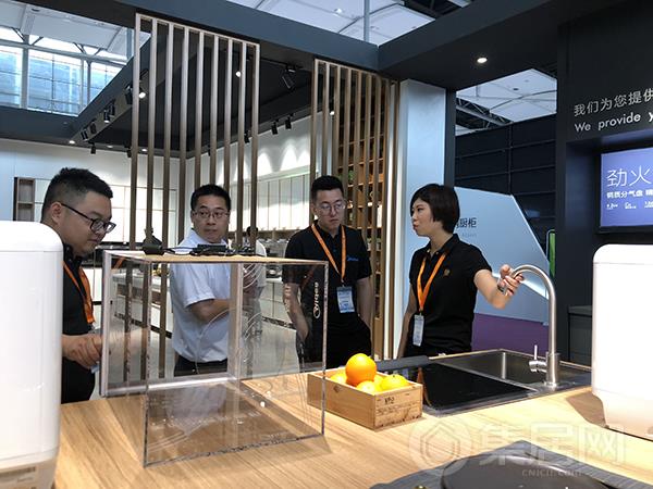 工作人员耐心向观展者解说产品