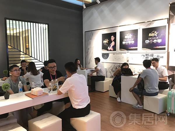 巴迪斯工作人员热情接到意向客户