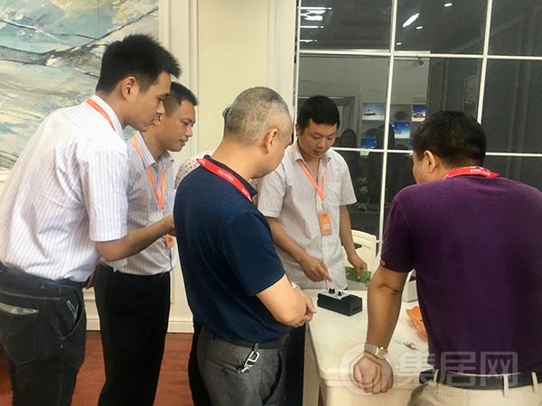 工作人员为观展者介绍产品性能