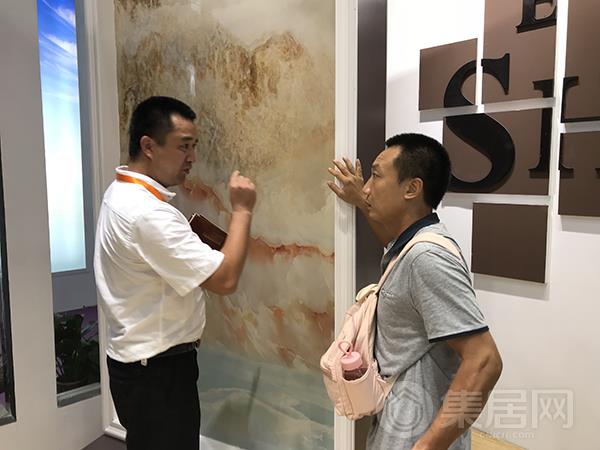世纪豪门工作人员向观展者介绍产品信息