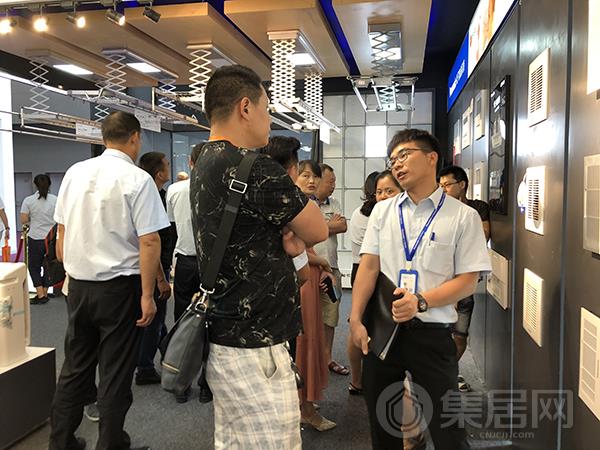 观展者认真了解松下产品