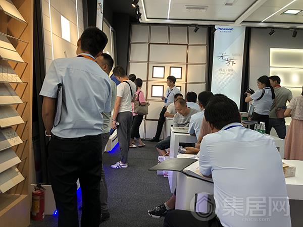 观展者认真了解松下产品
