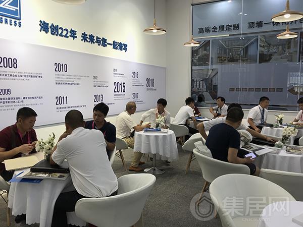 海创洽谈区坐满了意向客户