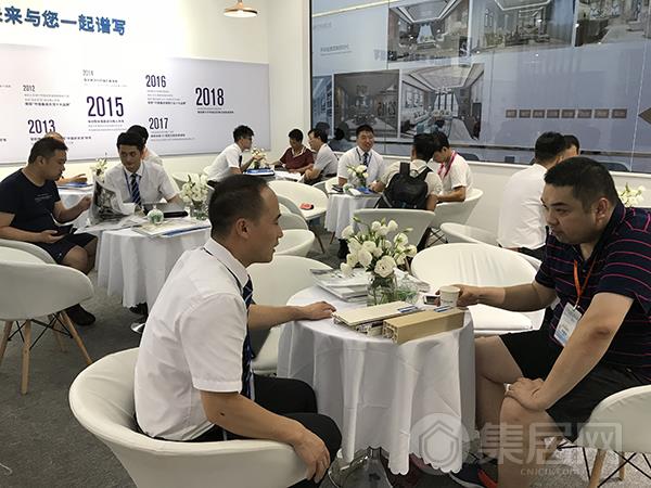 海创洽谈区坐满了意向客户