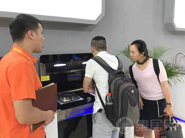 火星一号工作人员向观展者介绍产品信息