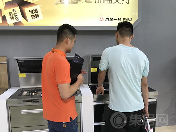 火星一号工作人员向观展者介绍产品信息