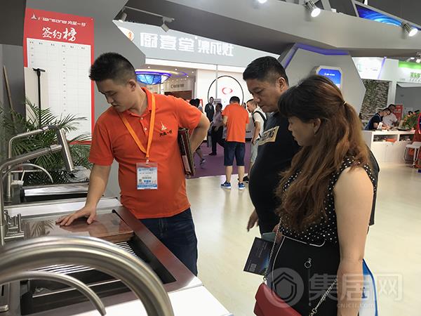 火星一号工作人员向观展者介绍产品信息