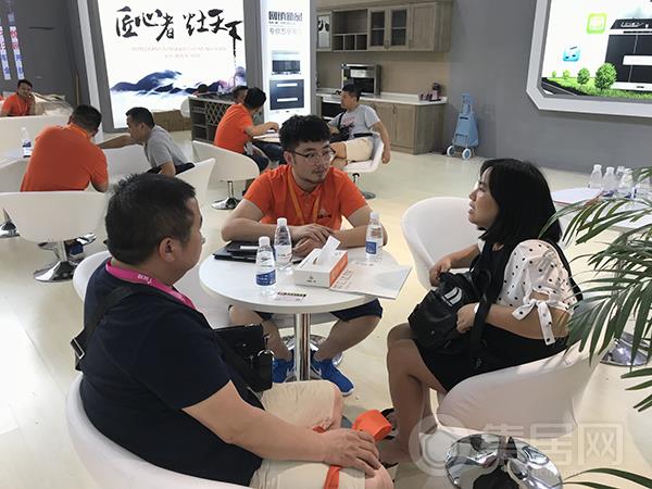 火星一号展馆洽谈区热闹非凡
