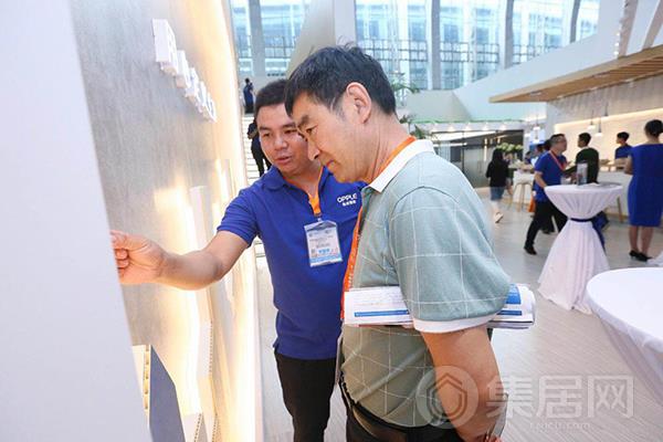 工作人员向观众介绍产品