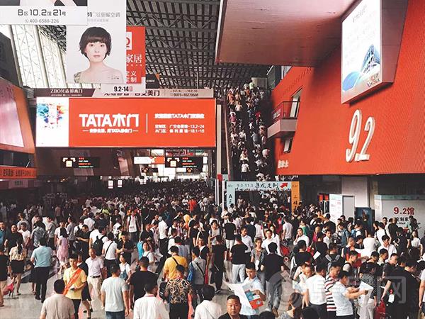第二十届中国(广州)建博会现场人潮拥挤