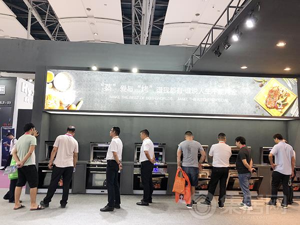 参观者在集成灶展馆内了解产品