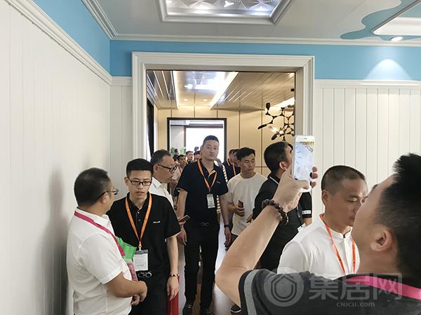 参观者欣赏顶墙一体产品